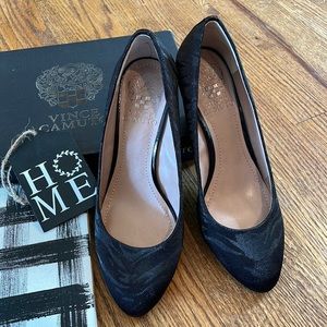 VINCE CAMUTO | Black Wedge Pumps | Size 6.5M